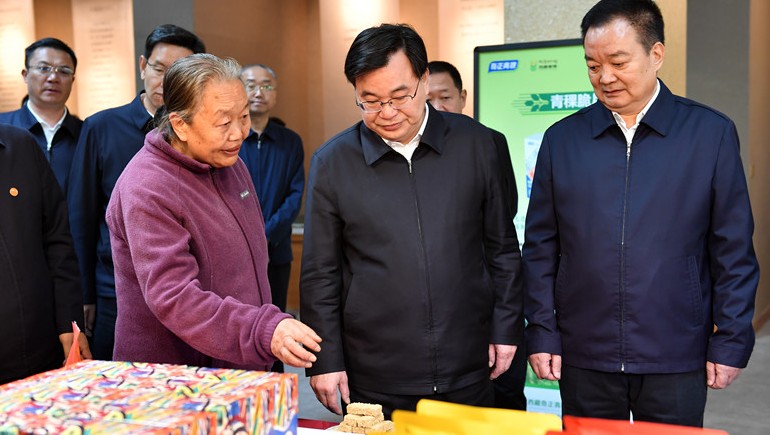 西藏·甘肅工作座談會(huì)在拉薩舉行，兩省區(qū)領(lǐng)導(dǎo)蒞臨奇正青稞考察